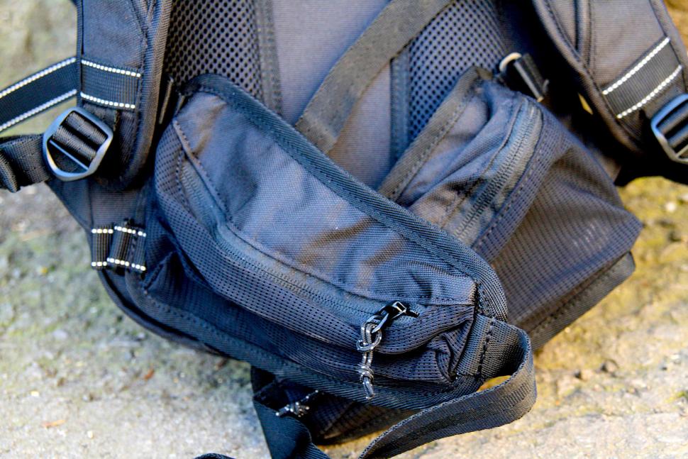 Review dhb Slice 30L Rucksack road.cc